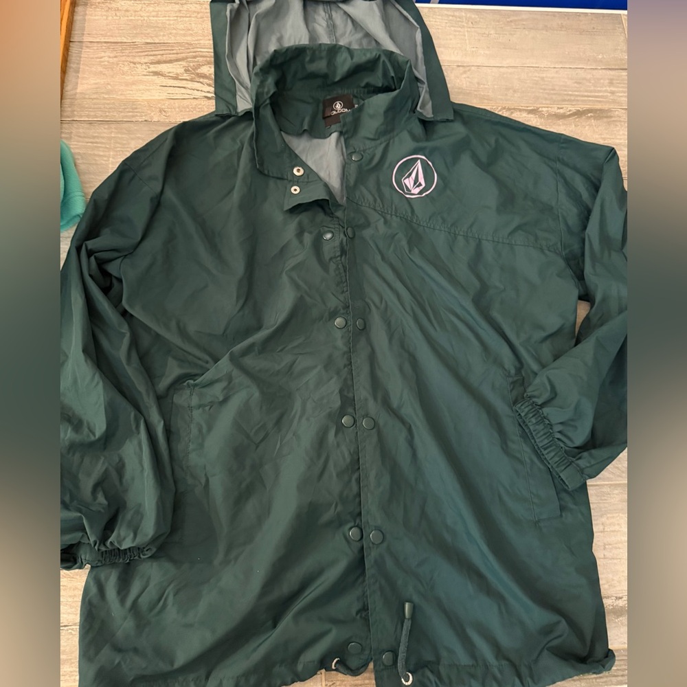 Volcom Windbreaker women’s one size fits all. 

This fits more like an XL.